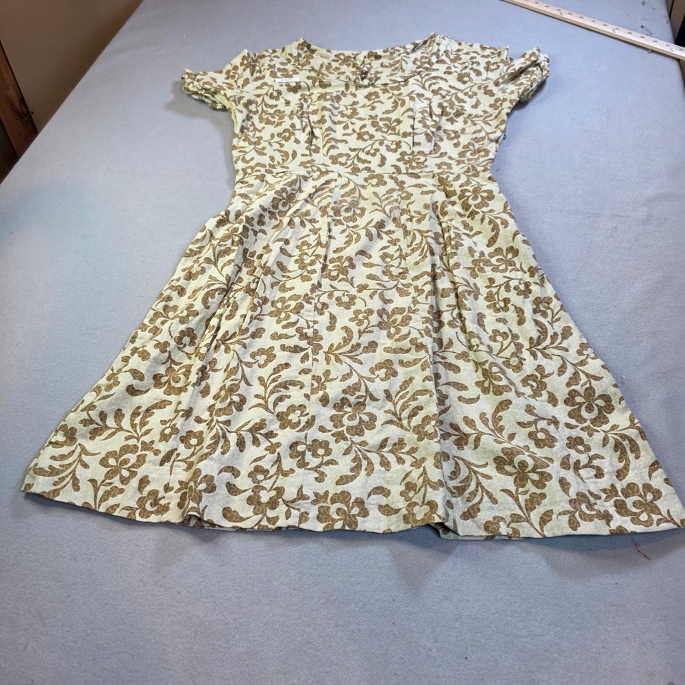 Modern Classic Vintage Floral Fit and Flare Dress Tan Cream Short Sleeve Midi